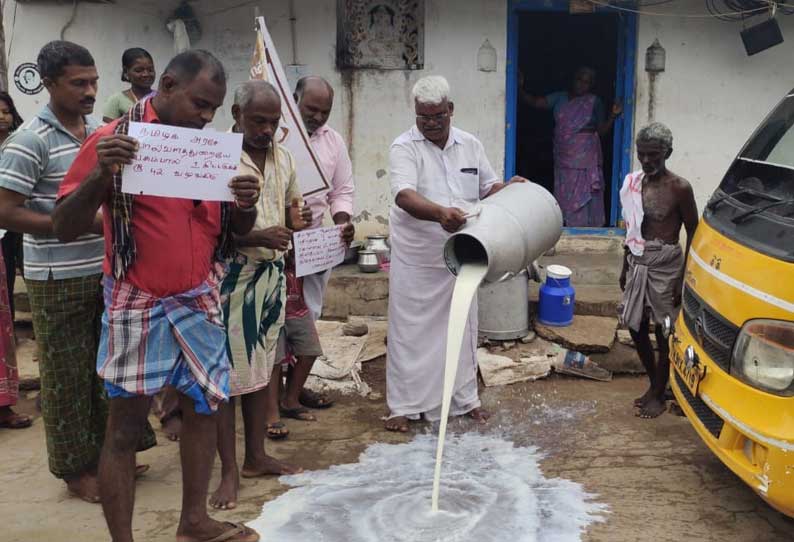 பாலை தரையில் கொட்டி உற்பத்தியாளர்கள் போராட்டம்