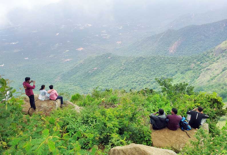 கொல்லிமலை வியூ பாயிண்டில் ஆபத்தை உணராமல் தடுப்பு சுவரை தாண்டி இயற்கையை ரசிக்கும் சுற்றுலா பயணிகள்