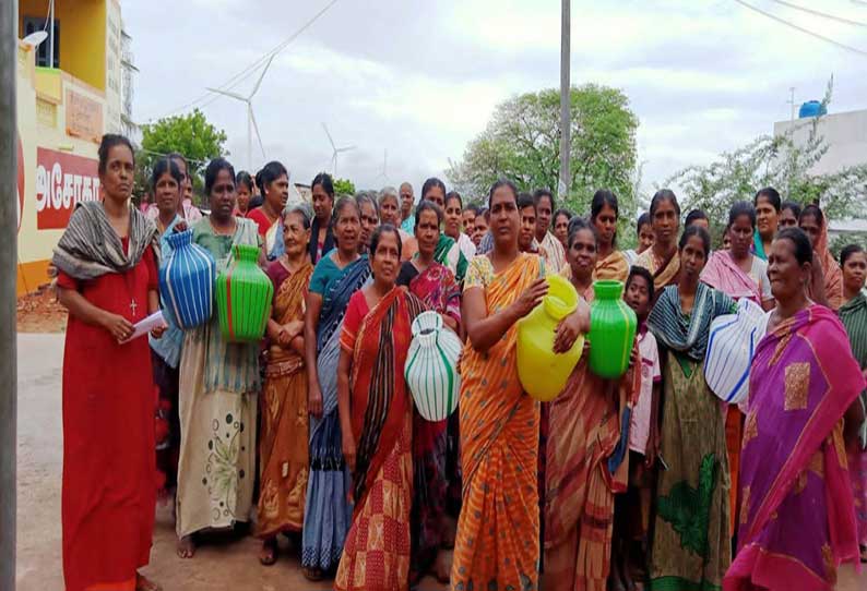 குடிநீர் கேட்டு காலிக்குடங்களுடன் சாலைமறியலுக்கு முயன்ற பெண்கள்