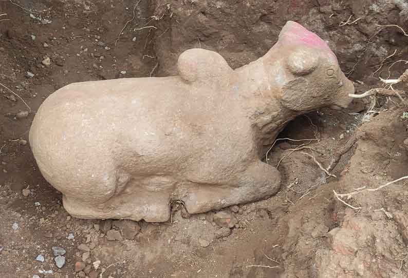 மோகனூர் அருகே ஆரியூரில் கோவில் திருப்பணிக்கு மண் தோண்டிய போது பழங்கால நந்தி சிலை கண்டுபிடிப்பு