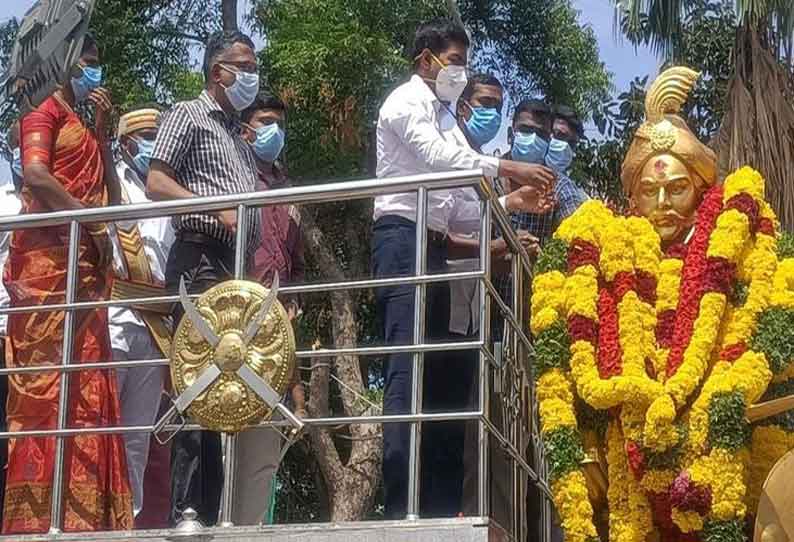 பூலித்தேவன் சிலைக்கு கலெக்டர் கோபால சுந்தரராஜ் மரியாதை