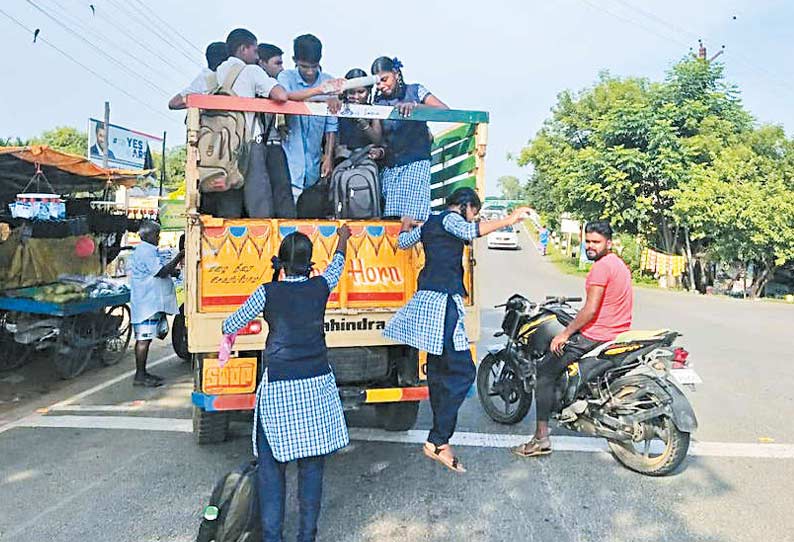 குறிப்பிட்ட நேரத்தில் பஸ்கள் இல்லாததால் மினி டெம்போவில் பயணம் செய்த மாணவ-மாணவிகள்