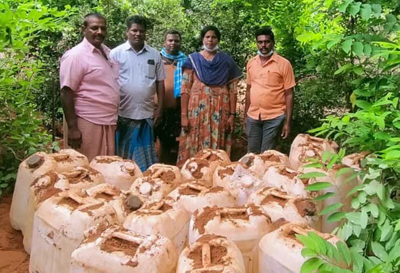 மரக்காணம் அருகே தைலந்தோப்பில் பள்ளம் தோண்டி புதைத்து வைத்திருந்த ரூ.3 லட்சம் எரிசாராயம் பறிமுதல்