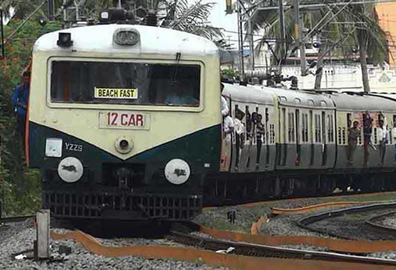 கூட்டநெரிசல் அதிகம் உள்ள நேரங்களிலும் 2 டோஸ் தடுப்பூசி போட்ட ஆண்கள் மின்சார ரெயிலில் பயணிக்கலாம்: ரெயில்வே