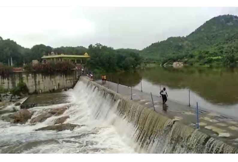 தமிழக-ஆந்திர எல்லையில் உள்ள புல்லூர் தடுப்பணை மீண்டும் நிரம்பி வழிகிறது.