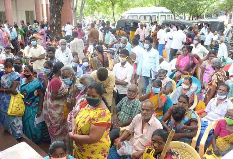 அடையாள அட்டை பெற திண்டுக்கல் கலெக்டர் அலுவலகத்தில் குவிந்த மாற்றுத்திறனாளிகள்