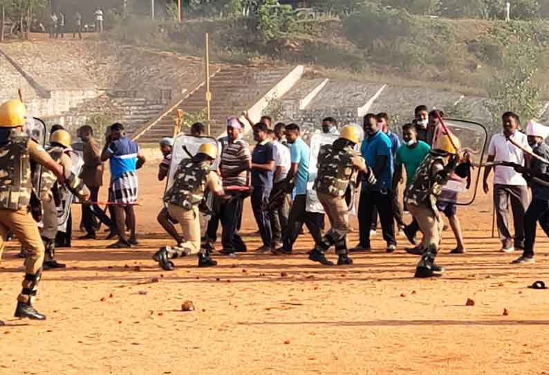 தேனியில் கலவரத்தை கட்டுப்படுத்துவது குறித்து போலீசார் ஒத்திகை