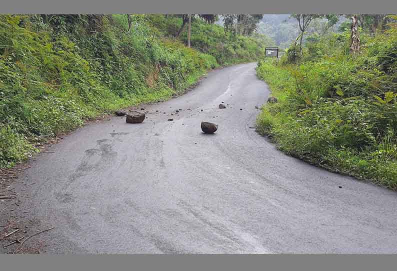 மலைப்பாதையில் உருண்டு விழுந்த கற்கள்