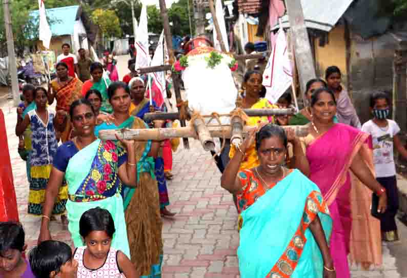 கியாஸ் சிலிண்டருக்கு பாடை கட்டி ஒப்பாரி வைத்து பெண்கள் போராட்டம்