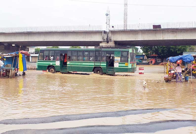 சாலையில் குளம்போல் தேங்கிய மழைநீர்