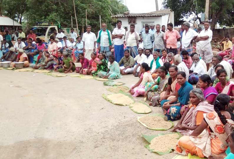 வாழை இலையில் நெல்மணிகளை கொட்டி விவசாயிகள் காத்திருப்பு போராட்டம்