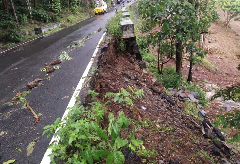 பலத்த மழை: ஏற்காடு மலைப்பாதையில் மண்சரிவு- ஒரு மணி நேரம் போக்குவரத்து பாதிப்பு