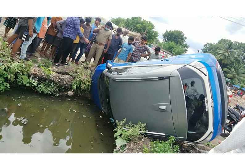 குடியாத்தத்தில் ஆற்றில் கார் கவிழ்ந்து விபத்து