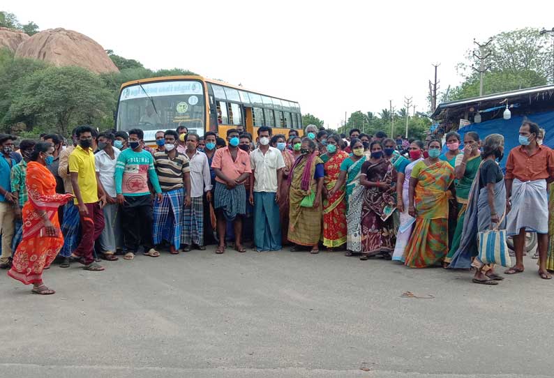 கபிலர்மலையில் வாரச்சந்தைக்கு தடை: கடைகளை அகற்ற கூறியதால் விவசாயிகள் சாலை மறியல்