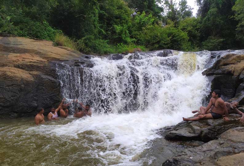 தொடர் மழையால் நீர்வரத்து அதிகரிப்பு: கொல்லிமலை சிற்றருவியில் தண்ணீர் கொட்டுகிறது