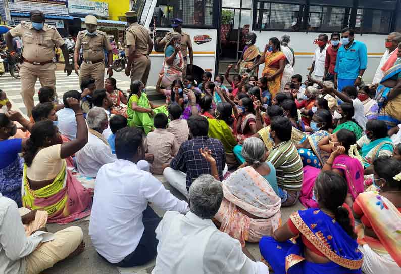 தர்மபுரி கலெக்டர் அலுவலகம் முன்பு பொதுமக்கள் சாலை மறியல் பெண்கள் உள்பட 76 பேர் கைது