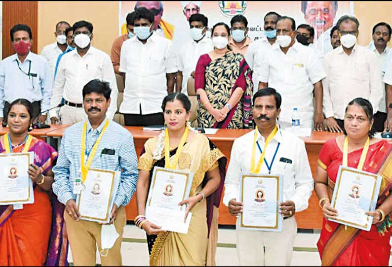 காஞ்சீபுரம் மாவட்டத்தில் சிறப்பாக பணியாற்றிய 9 ஆசிரியர்களுக்கு நல்லாசிரியர் விருது