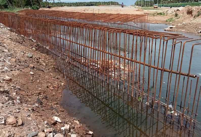 பாலம் கட்டும் பணி தாமதமாவதால் வீணாகும் தண்ணீர்