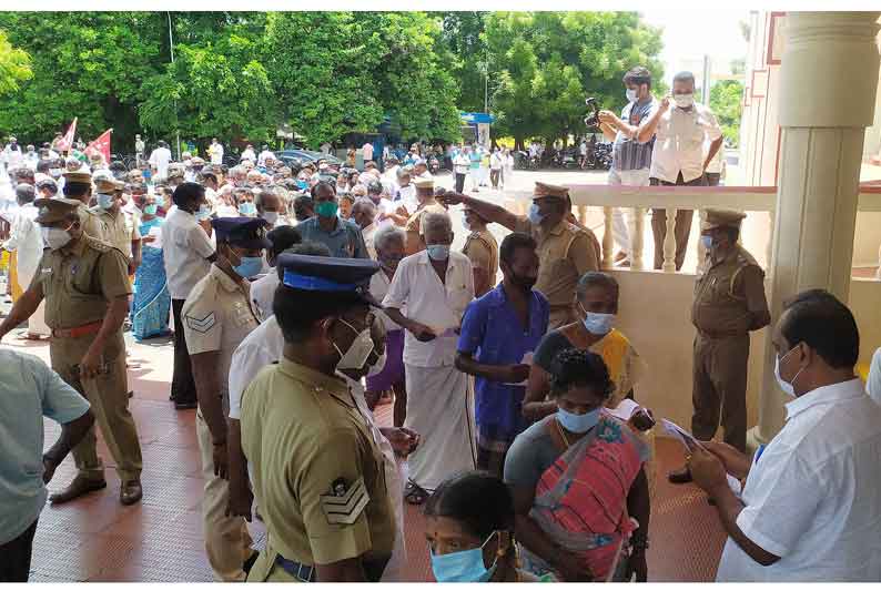 உயர்மின் கோபுரத்தால் பாதிக்கப்பட்ட நிலங்களுக்கு 10 மடங்கு இழப்பீடு வழங்க வலியுறுத்தி மனு கொடுக்கும் போராட்டம்