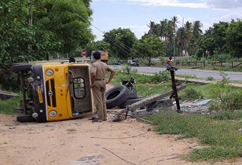 மின்கம்பத்தில் சரக்கு ஆட்டோ மோதல்; டிரைவர் படுகாயம்