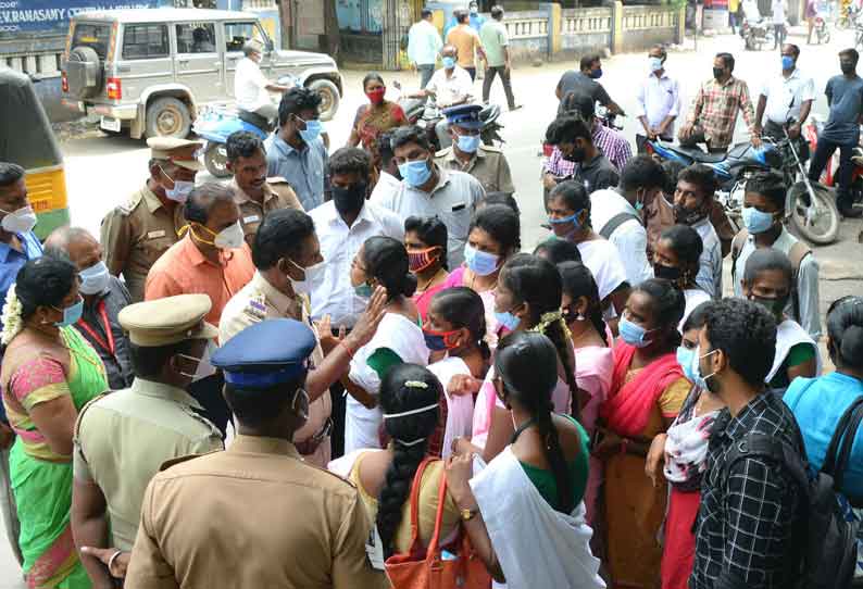 தேர்வை புறக்கணித்து ஆசிரியர் பயிற்சி மாணவ மாணவிகள் போராட்டம்