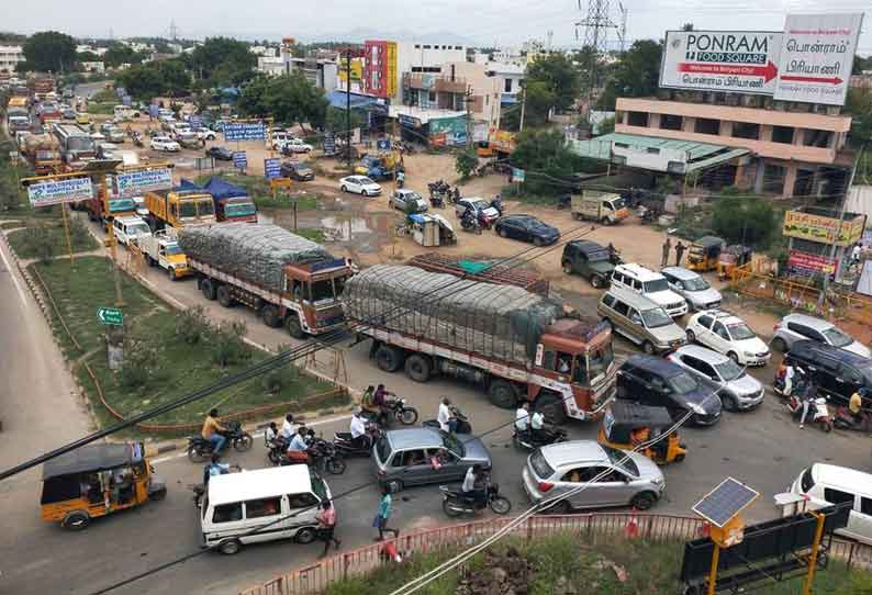 திண்டுக்கல் கலெக்டர் அலுவலகம் அருகே போக்குவரத்து நெரிசலால் அணிவகுத்து நின்ற வாகனங்கள்