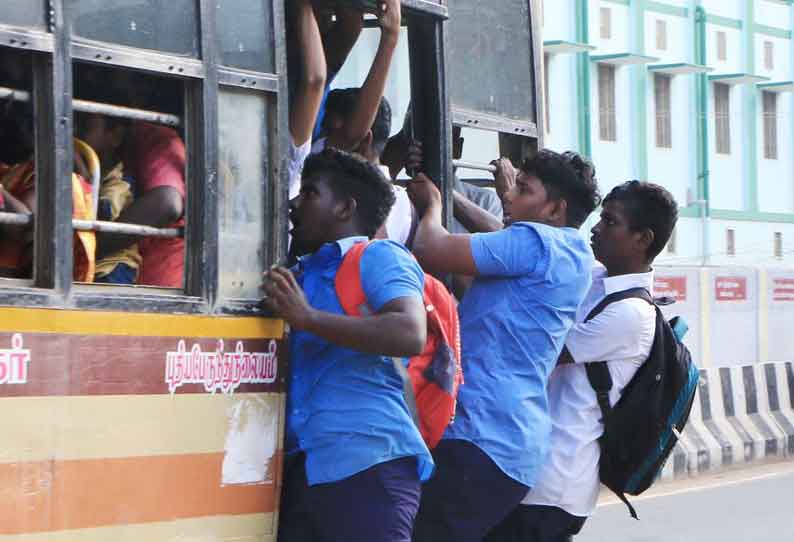 பஸ்களில் கூட்ட நெரிசல்  படிக்கட்டில் தொங்கியபடி செல்லும் மாணவர்கள்