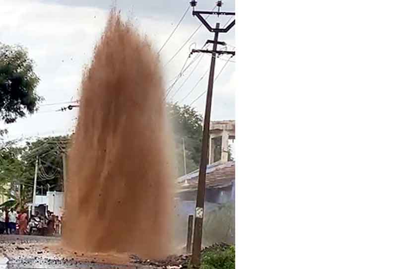 சேலம் அருகே காவிரி கூட்டுக்குடிநீர் திட்ட குழாய் உடைப்பு  50 அடி உயரத்துக்கு பீறிட்டு வெளியேறிய தண்ணீர்