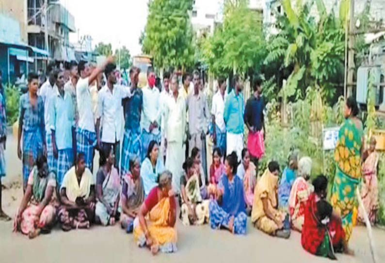 படப்பை அருகே செல்போன் கோபுரம் அமைக்க எதிர்ப்பு தெரிவித்து பொதுமக்கள் மறியல்