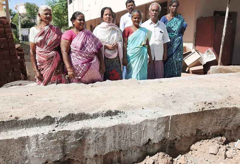 பாதையை மறைத்து கட்டப்பட்ட கழிவுநீர் வாய்க்கால்