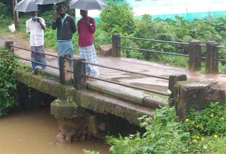 தேவாலா அருகே சேதமடைந்த பாலம் இடிந்து விழும் அபாயம்