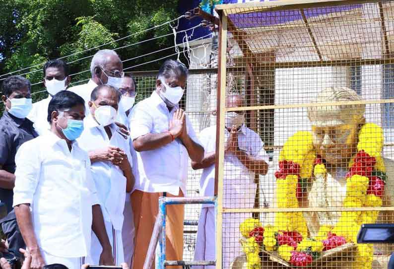 பெரியகுளத்தில் அண்ணா சிலைக்கு மாலை அணிவித்து மரியாதை