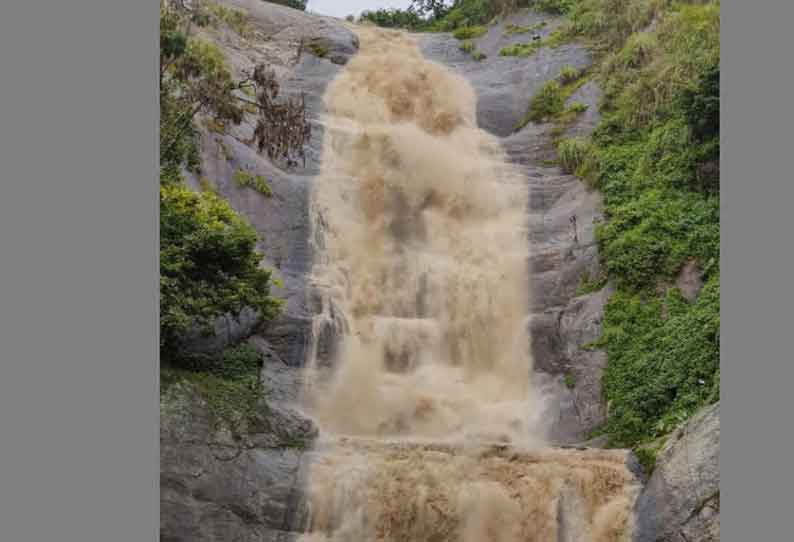 அருவிகளில் வெள்ளப்பெருக்கு