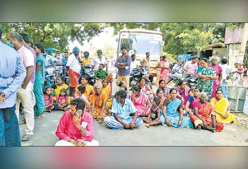 பொன்னேரி அருகே பொதுமக்கள் சாலை மறியல்