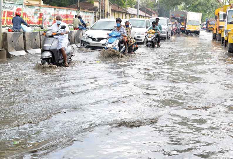 திருப்பூரில் நேற்று மழை கொட்டி தீர்த்தது. இதனால் சாலையில் வெள்ளம் பெருக்கெடுத்து ஓடியது.