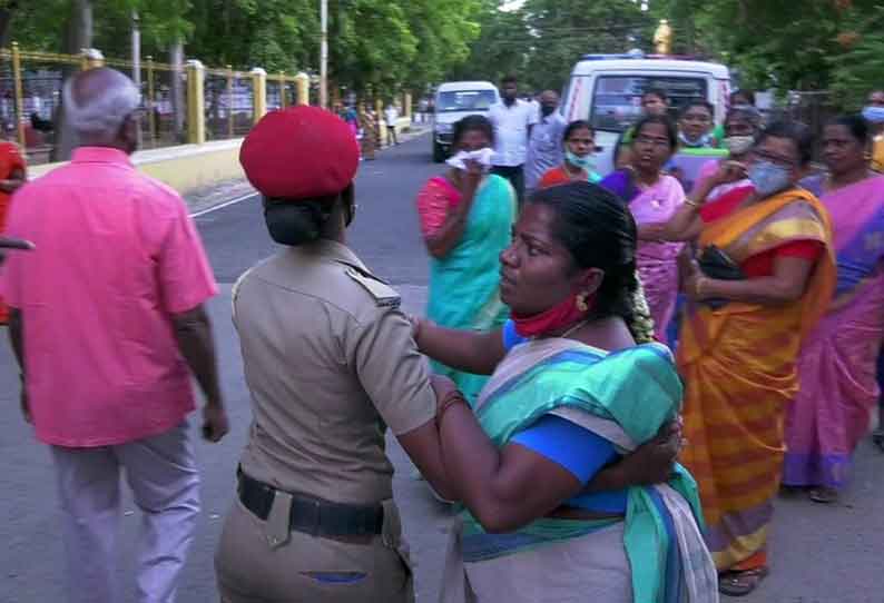 காரைக்கால் கலெக்டர் அலுவலகத்தை அங்கன்வாடி ஊழியர்கள் முற்றுகை