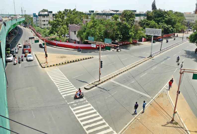 கோவையில் கூடுதல் கட்டுப்பாடுகள் அமல்படுத்தப்பட்டதால் கடைகள் தியேட்டர்கள் மூடப்பட்டன