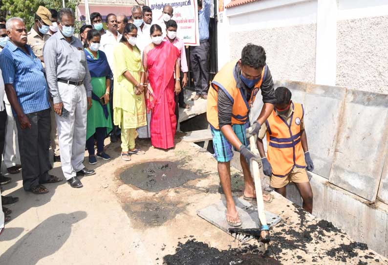 தூத்துக்குடியில்  வாறுகால்கள் தூர்வாரும் பணியை  அமைச்சர் கீதாஜீவன் தொடங்கி வைத்தார்.