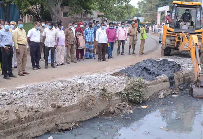 திண்டுக்கல் மாநகராட்சி பகுதியில் சாக்கடை கால்வாய்களை தூர்வாரும் பணி