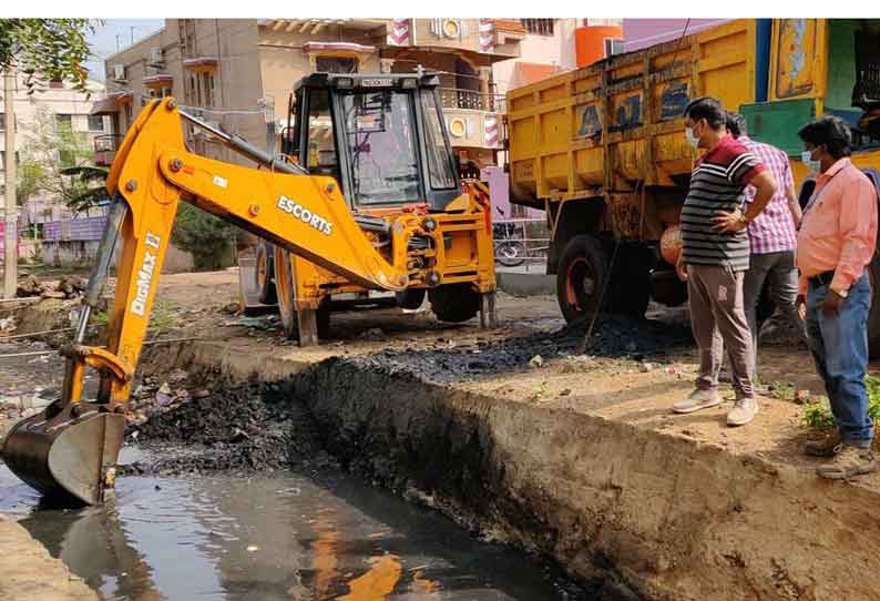 வேலூர் மாநகராட்சியில் கழிவுநீர் கால்வாய் தூர்வாரும் பணி தீவிரம்