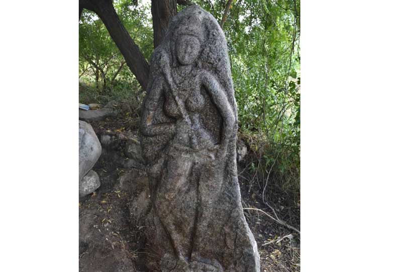 நொய்யல் ஆற்றங்கரையில் 1,500 ஆண்டு பழமையான வெண்சாமரம் வீசும் பெண் சிற்பங்கள் கண்டெடுக்கப்பட்டுள்ளது.