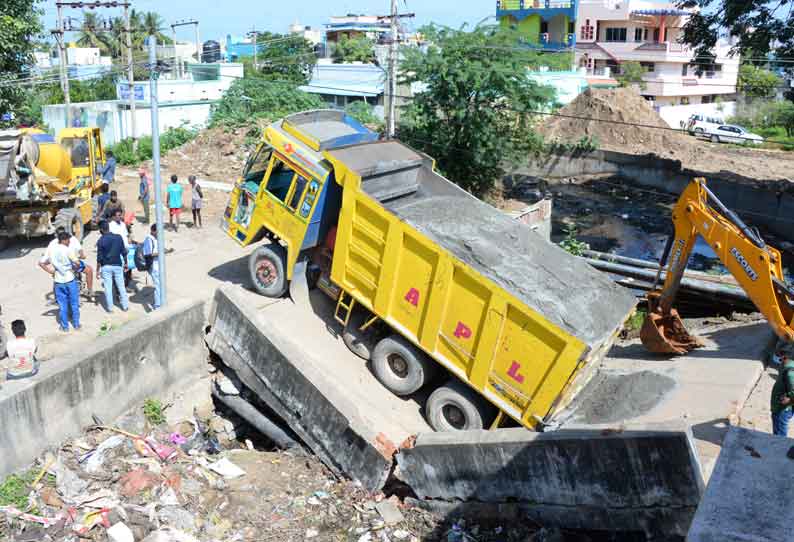 வேலூரில் பாலம் உடைந்து கால்வாயில் சிக்கிய லாரி