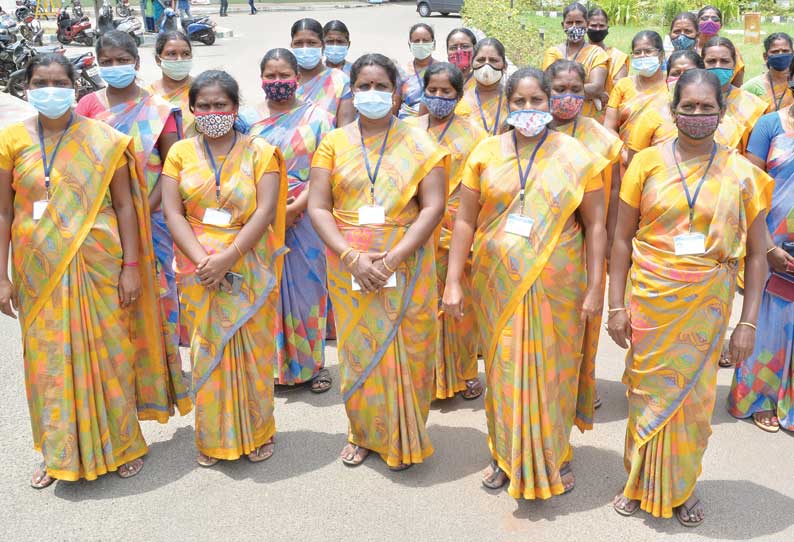 பாலியல் சீண்டல்களில் ஈடுபடும் காங்கேயம் நகராட்சி ஆணையாளர் மீது நடவடிக்கை எடுக்க வேண்டும் என்று கலெக்டர் அலுவலகத்தில் உள்ளாட்சித்துறை