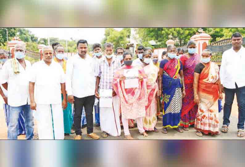 ஆர்.டி.ஓ. அலுவலகத்தில் குடியேற குடும்பத்துடன் வந்த விவசாயி - போலீசார் தடுத்து நிறுத்தியதால் பரபரப்பு