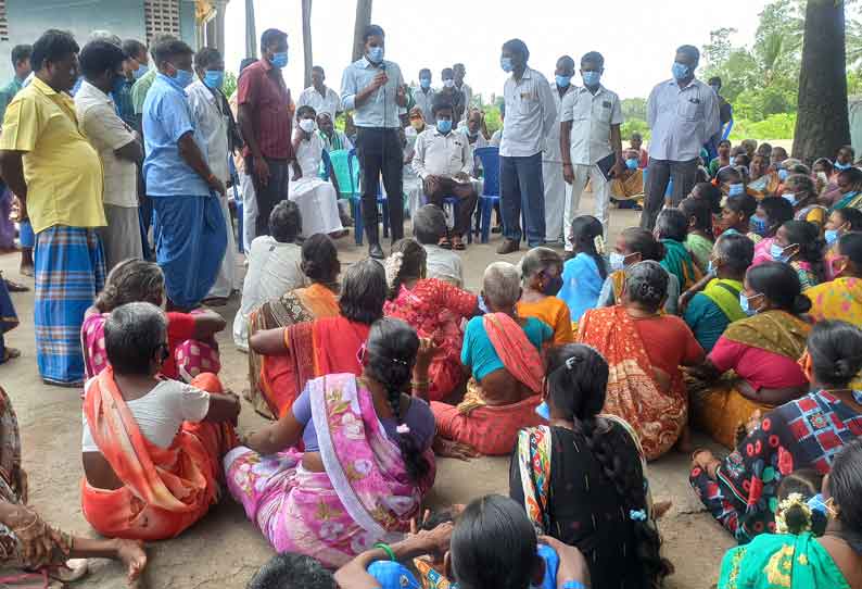 நெடி கிராமத்தை தனி ஊராட்சியாக அறிவிக்க கோரி ஆதார், ரேஷன் கார்டுகளை அதிகாரிகளிடம் ஒப்படைக்க முயன்ற மக்கள்