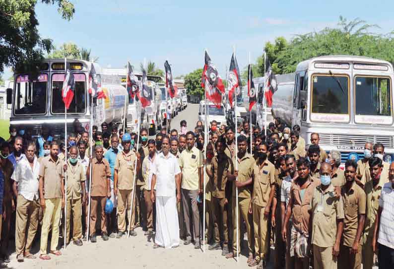 நெல்லை கலெக்டர் அலுவலகத்தில் டேங்கர் லாரி டிரைவர்கள் ஆர்ப்பாட்டம்