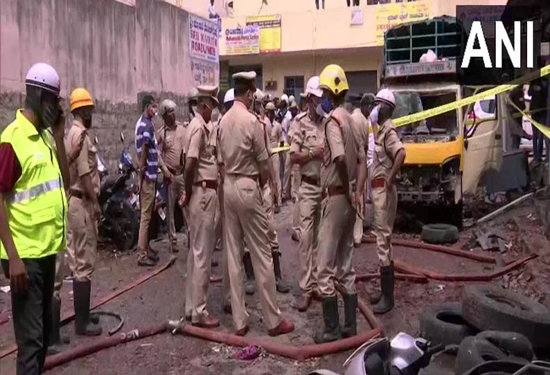 கர்நாடகா: பட்டாசு குடோனில் வெடிவிபத்து - 2 பேர் பலி