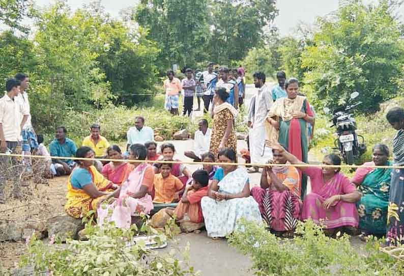 நல்லம்பள்ளி அருகே வழிப்பாதையை மீட்டு தரக்கோரி கிராம மக்கள் சாலை மறியல்