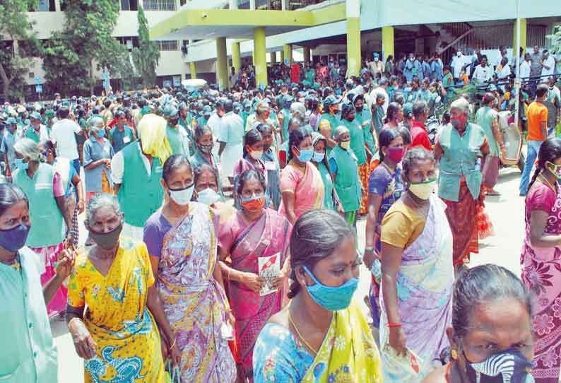 பெருந்திரள் முறையீடு: உள்ளாட்சித்துறை பணியாளர்கள் கலெக்டர் அலுவலகத்தில் குவிந்தனர் பணிநிரந்தரம் செய்ய கோரிக்கை