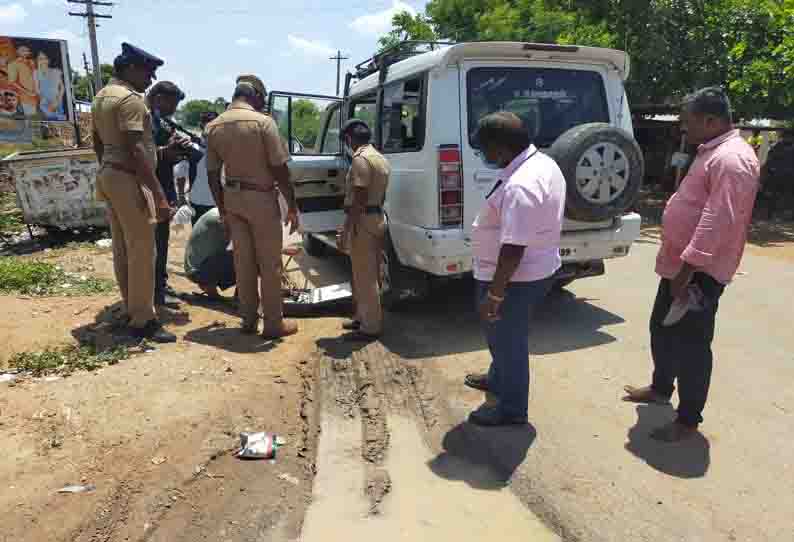 தேர்தல் பறக்கும் படையினர் வாகன சோதனை